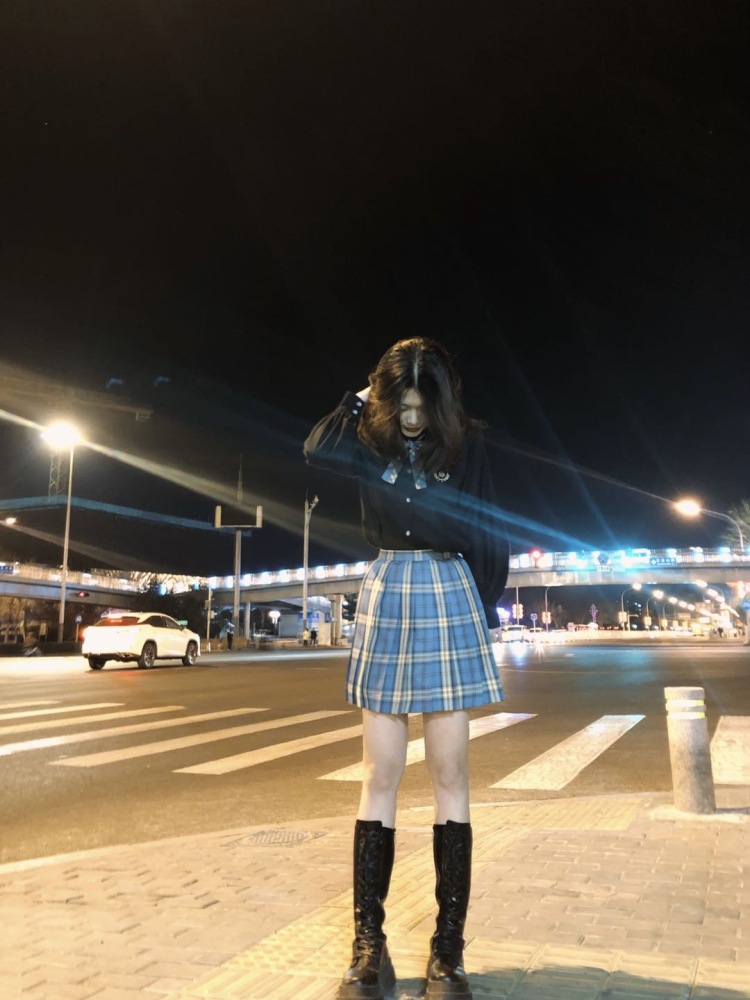 Roxy-北京市·北京市·海淀区--身高165体重98会拍照 抖音有粉丝 拍过vlog 18岁 风格多变 可原相机不p直接出原图