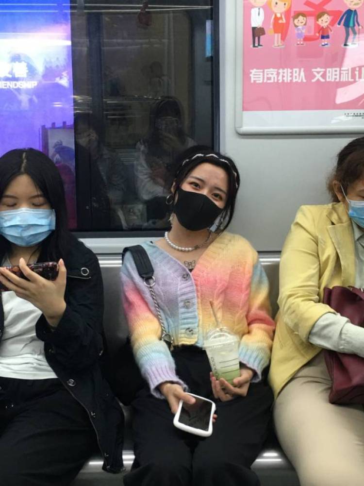 c.-广东省·佛山市·禅城区-抖音，微博，***，快手，抖音-非常喜欢拍照，记录生活，大多数风格也都可以驾驭，剩下的风格可以尝试。自己也曾经拍过vlog，虽然没达到自己理想期。希望各位可以看到我，我会努力哒