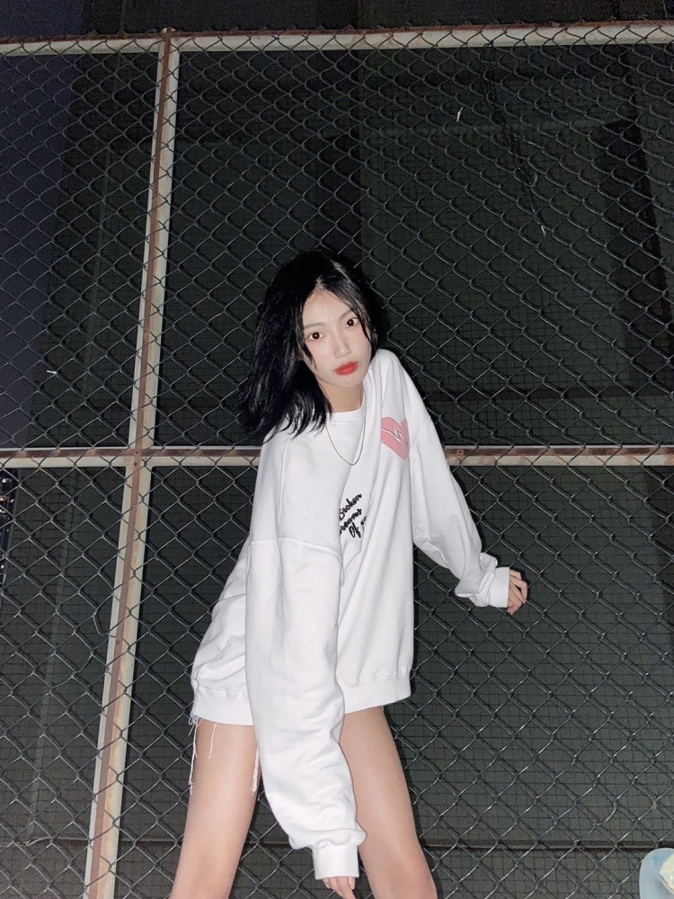 JIAYI-广东省·广州市·白云区--可接tb寄拍/买家秀
身高171 体重51kg
有过相关礼仪和模特经验
有化妆、p图技术基础
可尝试驾驭各种风格 费用可以协商