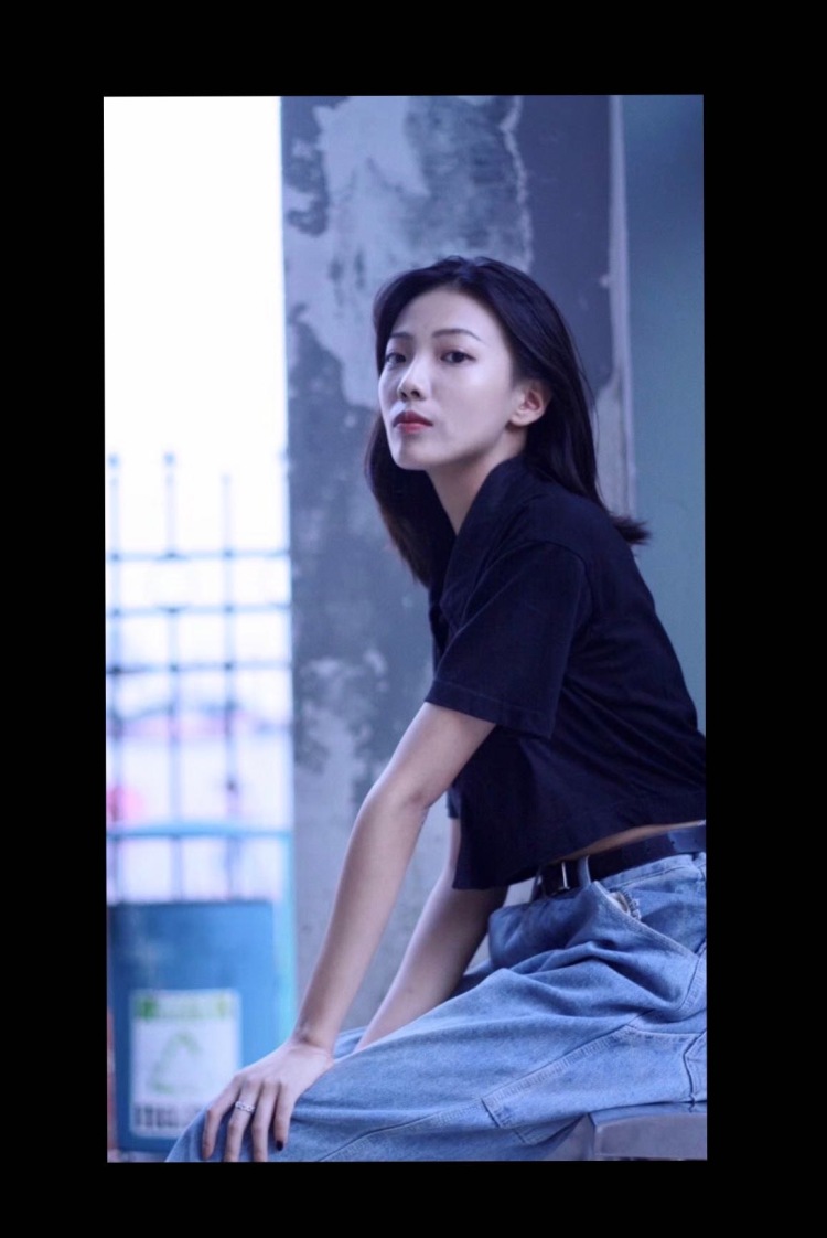 JIAYI-广东省·广州市·白云区--可接tb寄拍/买家秀
身高171 体重51kg
有过相关礼仪和模特经验
有化妆、p图技术基础
可尝试驾驭各种风格 费用可以协商