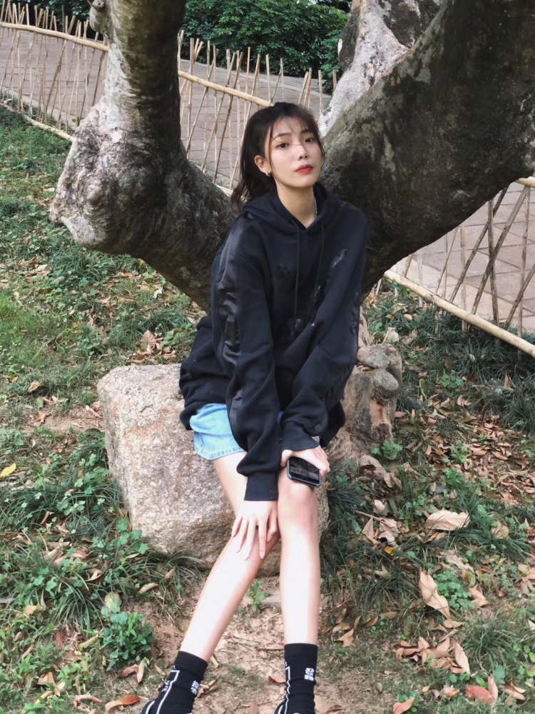 JIAYI-广东省·广州市·白云区--可接tb寄拍/买家秀
身高171 体重51kg
有过相关礼仪和模特经验
有化妆、p图技术基础
可尝试驾驭各种风格 费用可以协商