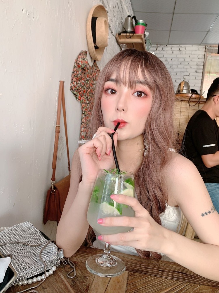 wait-重庆市·重庆市·江北区-抖音，***，微博-大家好！我是重庆网红：小芊
艺术生 唱歌拍照p图及短视频创作
可接：买家秀、淘宝逛逛种草带货、短视频带货、短视频vlog创作、免费试用、种草笔记全文创作及发布、探店打卡等
年龄：25
身高：157CM