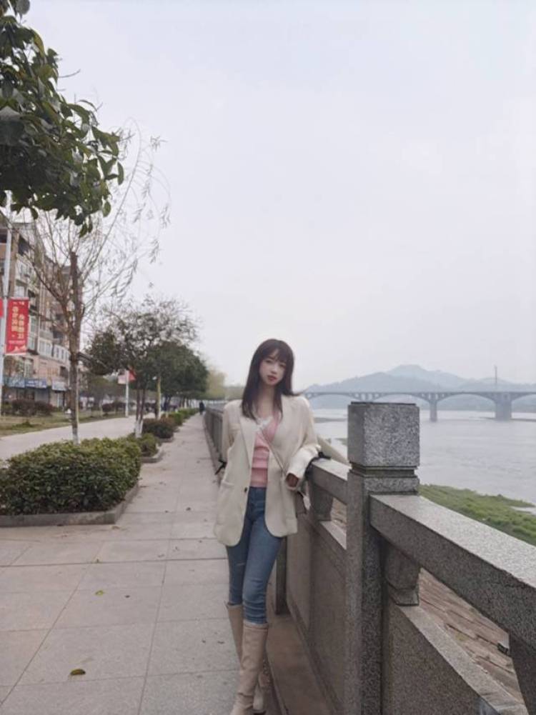 甜甜-湖南省·怀化市·辰溪县-抖音，***-99年美少女，长相甜美，性格可人
接:买家秀，开箱，测评，种草