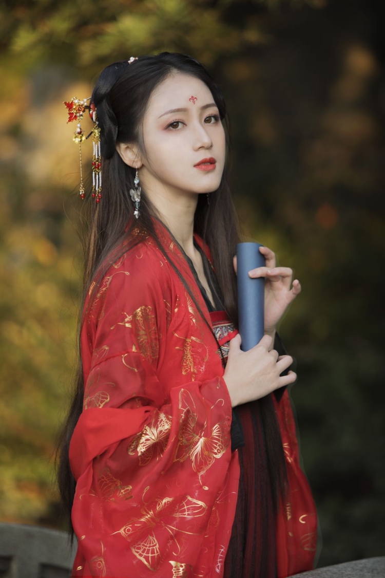 羊绒-上海市·上海市·黄浦区-抖音，微博，***-抖音粉1500左右。
三坑玩家（汉服/cos/jk）。
范围：服装饰品美瞳拍摄，活动商演，汉服走秀，展会npc（展台coser/汉服娘/jk）。有拍摄经验，有作品，可消化各种风格。
不接过于暴露的服装