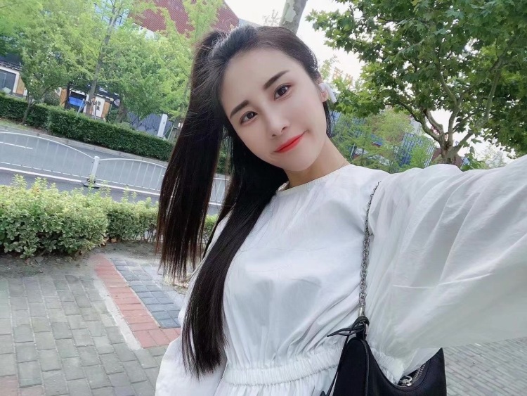 🌺 蛇精病的木乃伊Roy-上海市·上海市·杨浦区-抖音 微博-以前从事造型师行业七八年，自己开过产品化妆品摄影 花艺 策划 工作室！买家秀 ，会PS修图 ，会剪辑，会短视频制作 ，平常也比较喜欢一些穿搭 ，美妆，目前在家休息
