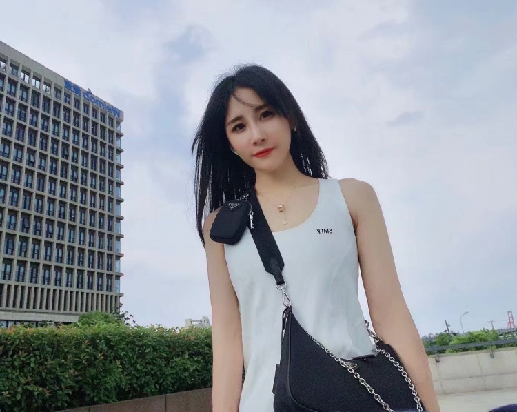 🌺 蛇精病的木乃伊Roy-上海市·上海市·杨浦区-抖音 微博-以前从事造型师行业七八年，自己开过产品化妆品摄影 花艺 策划 工作室！买家秀 ，会PS修图 ，会剪辑，会短视频制作 ，平常也比较喜欢一些穿搭 ，美妆，目前在家休息