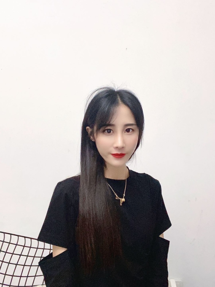 🌺 蛇精病的木乃伊Roy-上海市·上海市·杨浦区-抖音 微博-以前从事造型师行业七八年，自己开过产品化妆品摄影 花艺 策划 工作室！买家秀 ，会PS修图 ，会剪辑，会短视频制作 ，平常也比较喜欢一些穿搭 ，美妆，目前在家休息