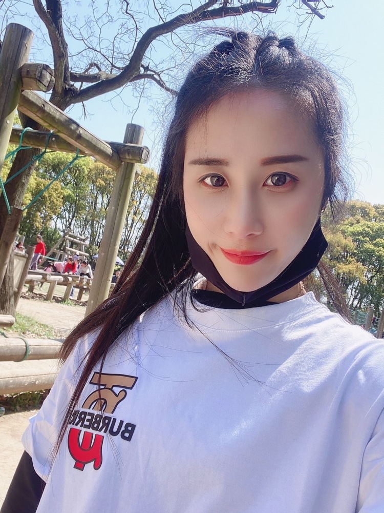 🌺 蛇精病的木乃伊Roy-上海市·上海市·杨浦区-抖音 微博-以前从事造型师行业七八年，自己开过产品化妆品摄影 花艺 策划 工作室！买家秀 ，会PS修图 ，会剪辑，会短视频制作 ，平常也比较喜欢一些穿搭 ，美妆，目前在家休息