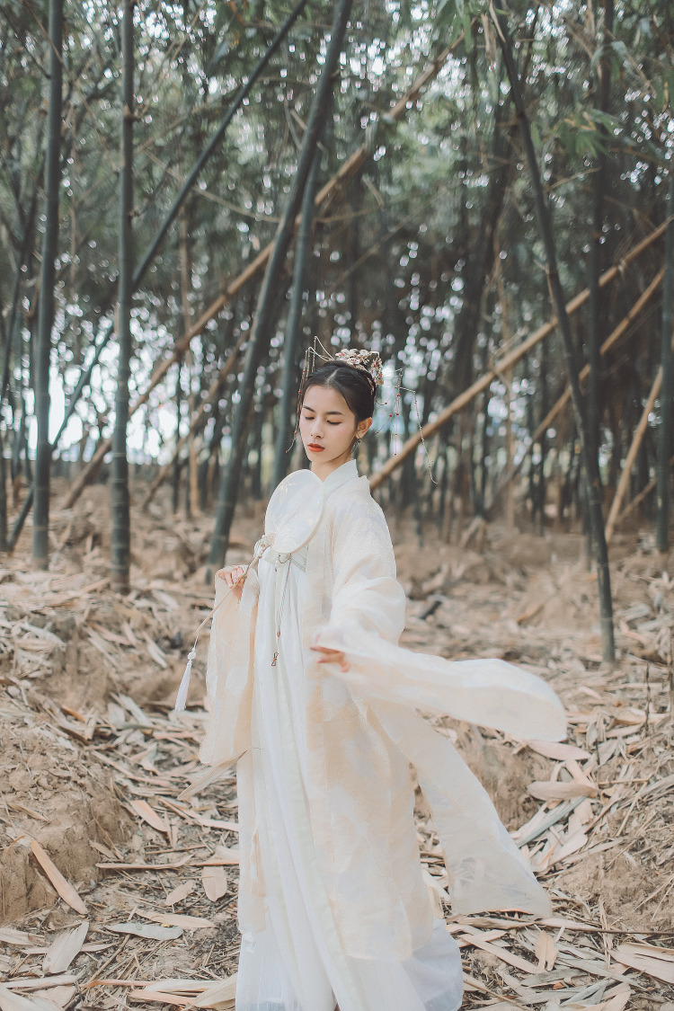 A叫我燕萍就好了-广东省·佛山市·南海区-抖音-00后 身高161cm体重88斤可接买家秀 视频制作 平时喜欢玩抖音 会p图调色有一定的审美 可驾驭各种风格