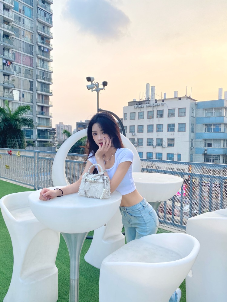  悦子-广东省·广州市·从化区-微博 ***-接寄拍 瞳模穿搭等 费用协商
身高165 体重87 会化妆
平常风格偏 纯欲 轻欧美 美式复古风格