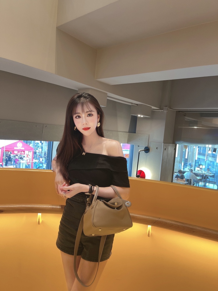 阿雅ivy-广东省·深圳市·宝安区-微博 抖音-身高:160
体重:88
风格:甜美 韩系 欧美 休闲 小清新均可驾驭
会按要求拍摄 出图快 效果佳
接寄拍买家秀可长期合作 !