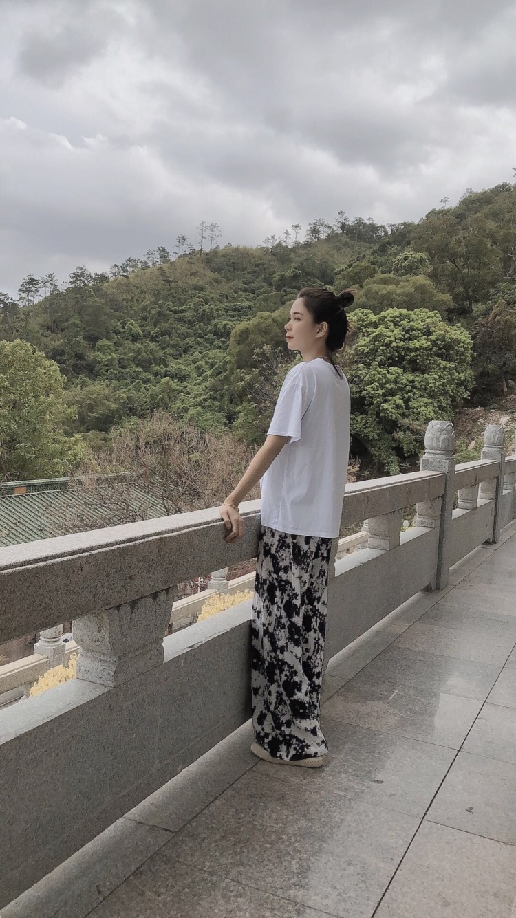 💋  吴阿蓉-广东省·广州市·越秀区-抖音-大家好！我是吴啊蓉
身高:170  体重49
可以驾驭的风格有休闲风 潮牌风 甜美风等等…
会尽快按要求出图 期待与你们的合作 谢谢