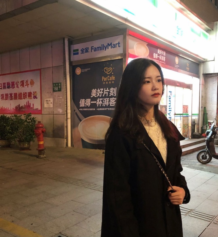 23.-广东省·广州市·黄埔区--对拍照比较感兴趣,只接寄拍年龄19岁体重96身高162,大部分风格都可以接受图片是照相机拍的后期会精修好图片发给商家
