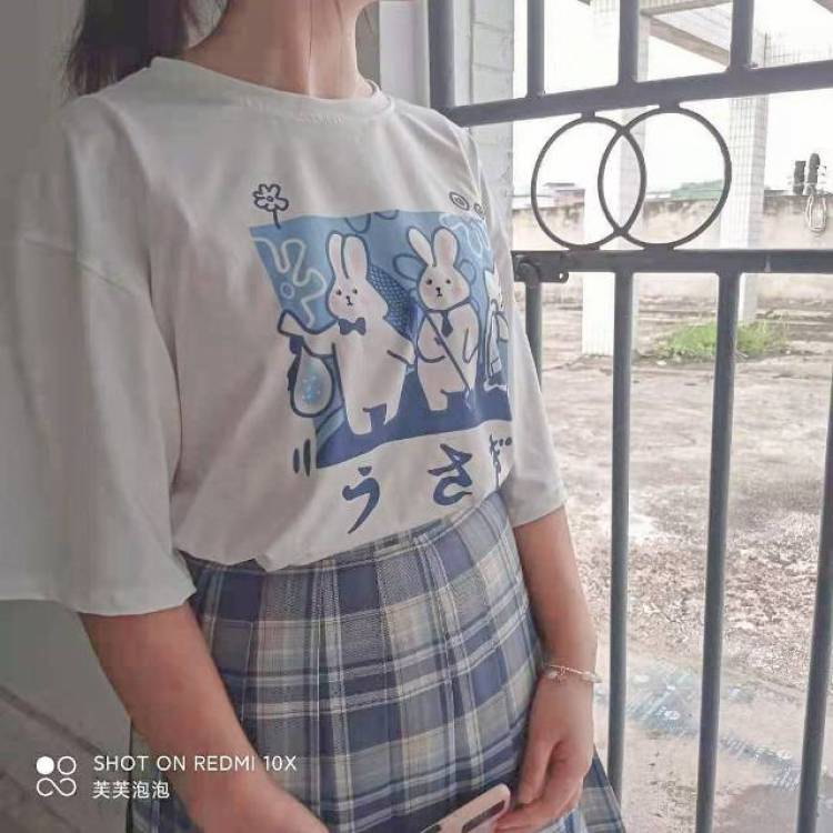 伊桃-重庆市·县·垫江县--学生一枚,接寄拍,可以接小物件衣服等等,可以尝试各种风格的衣服