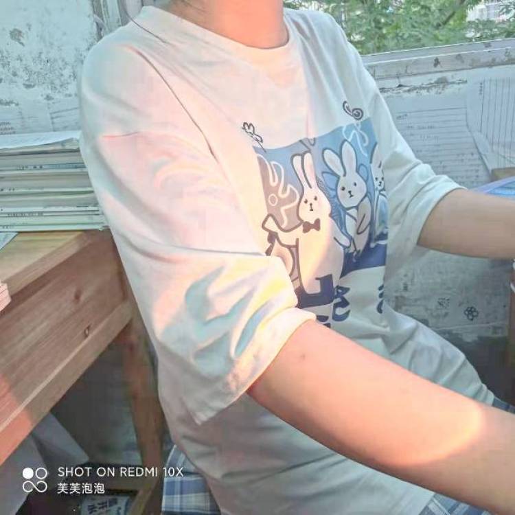 伊桃-重庆市·县·垫江县--学生一枚,接寄拍,可以接小物件衣服等等,可以尝试各种风格的衣服