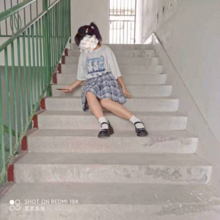 伊桃-重庆市·县·垫江县--学生一枚，接寄拍，可以接小物件衣服等等，可以尝试各种风格的衣服
