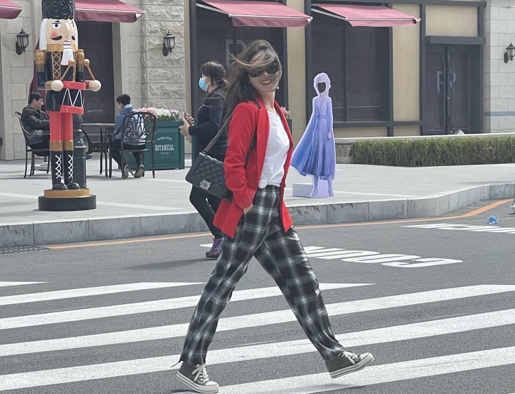 杨岩-辽宁省·沈阳市·沈河区-抖音 微博 ***-简单介绍一下我本人：有稳定的工作，也很有钱（装的🤫），想靠业余时间赚点零花钱买酒喝。喜欢拍照、穿搭、玩，还有就是比较喜欢拍买家秀，给商家评价，我可是很旺商家的，那些被我评价过的商品销量猛增。我本人…商