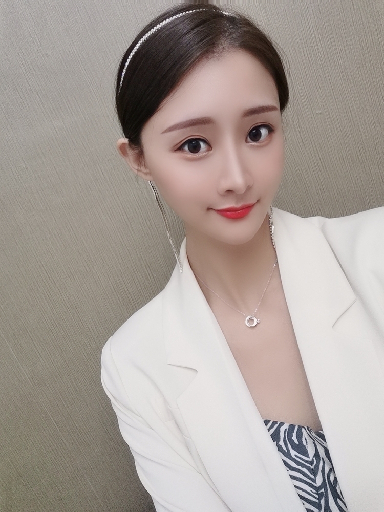 VIVI-安徽省·安庆市·桐城市-抖音-特长：唱歌，拍照
职业：自由职业
兴趣爱好：拍照，旅游，学习穿搭，化妆
接单范围：服装，配饰，鞋子，日用品，化妆品等等
主营：寄拍，买家秀，开箱测评，免费试用
风格：韩系，名媛，性感等多种风格都可驾驭