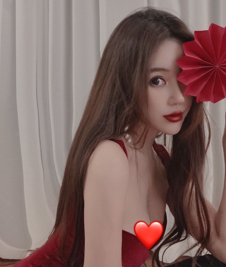 Baby Queen-浙江省·杭州市·临安区-抖音-擅长拍照修图滤镜。曾经开过服装店，对服装很热爱。穿衣服多元化。本人偏气质风格。希望商家可以找我，接寄拍。