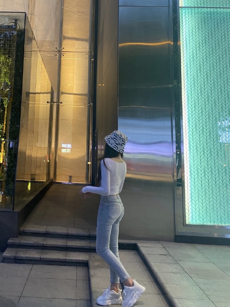 遥崽-湖北省·武汉市·洪山区-抖音-探店打卡或者寄拍我都可以 可以发抖音 费用高低都能接受 播音艺术生 会拍照 会p图 自己能处理后期 出图快 质量高 身高167 46kg 各种风格我都可以!!