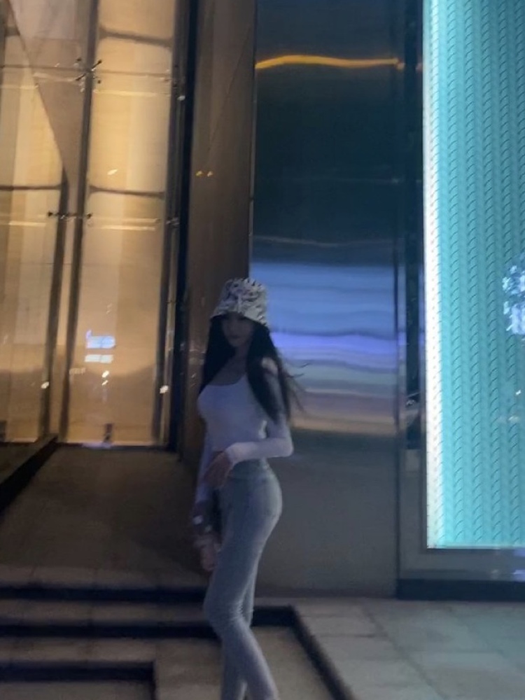 遥崽-湖北省·武汉市·洪山区-抖音-探店打卡或者寄拍我都可以 可以发抖音 费用高低都能接受 播音艺术生 会拍照 会p图 自己能处理后期 出图快 质量高 身高167 46kg 各种风格我都可以!!