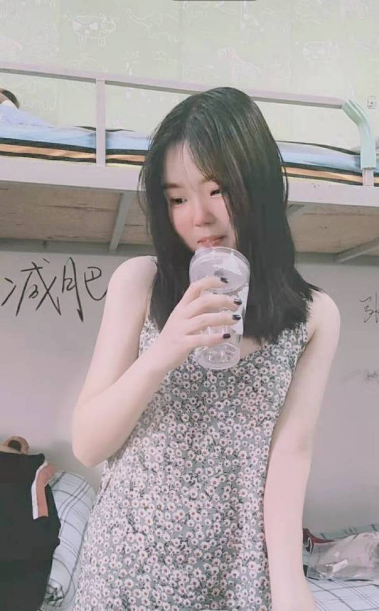 一坨阳阳🐑-山东省·潍坊市·潍城区-抖音，微博-擅长拍照，能接运动装，学生装，小裙子，袜子，耳环，鞋子，包包，化妆品等买家秀，时间自由且充裕，可长期合作，耐心做好每一份工作。