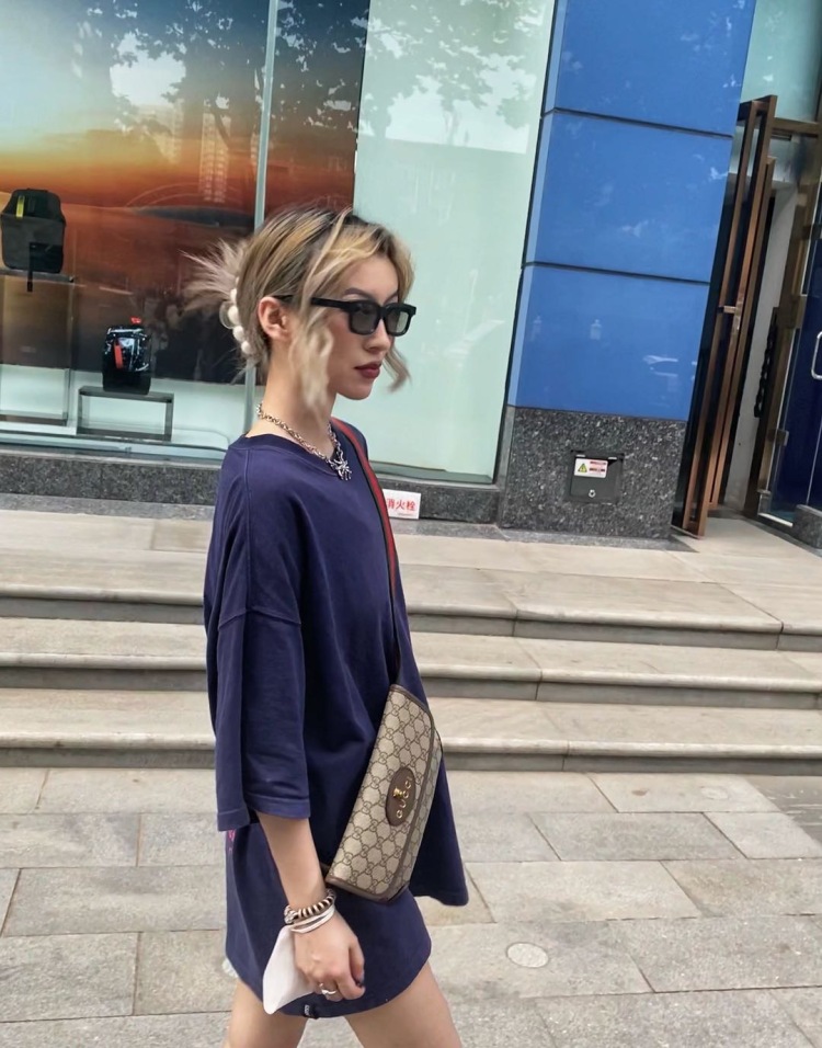 chiyiii-陕西省·西安市·雁塔区-画音-可接寄拍，买家秀，风格基本相似的接（衣服，鞋子，项链帽子眼睛等配饰）自己会后期修图，摄影器材商家可要求