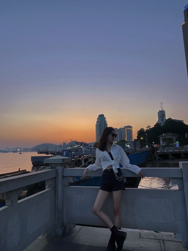 And2girls-浙江省·舟山市·定海区-抖音,微博-喜欢摄影,会简单构图技巧,野生模特。喜欢穿搭,裙子首饰终极爱好者。会化妆,会修图,身材匀称。平时喜欢有仪式感的生活,一些好看的小物件也会收藏。