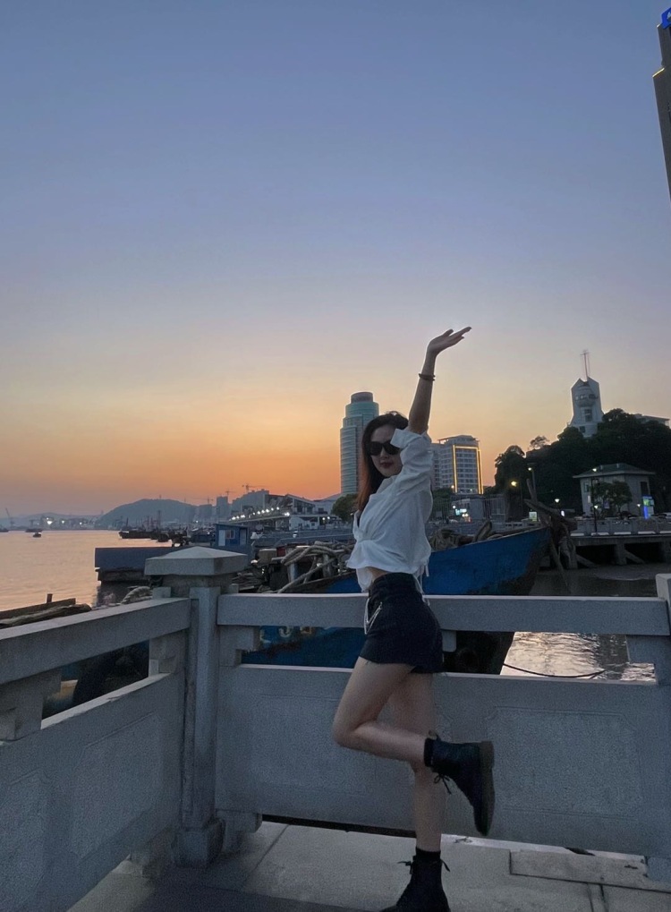 And2girls-浙江省·舟山市·定海区-抖音,微博-喜欢摄影,会简单构图技巧,野生模特。喜欢穿搭,裙子首饰终极爱好者。会化妆,会修图,身材匀称。平时喜欢有仪式感的生活,一些好看的小物件也会收藏。