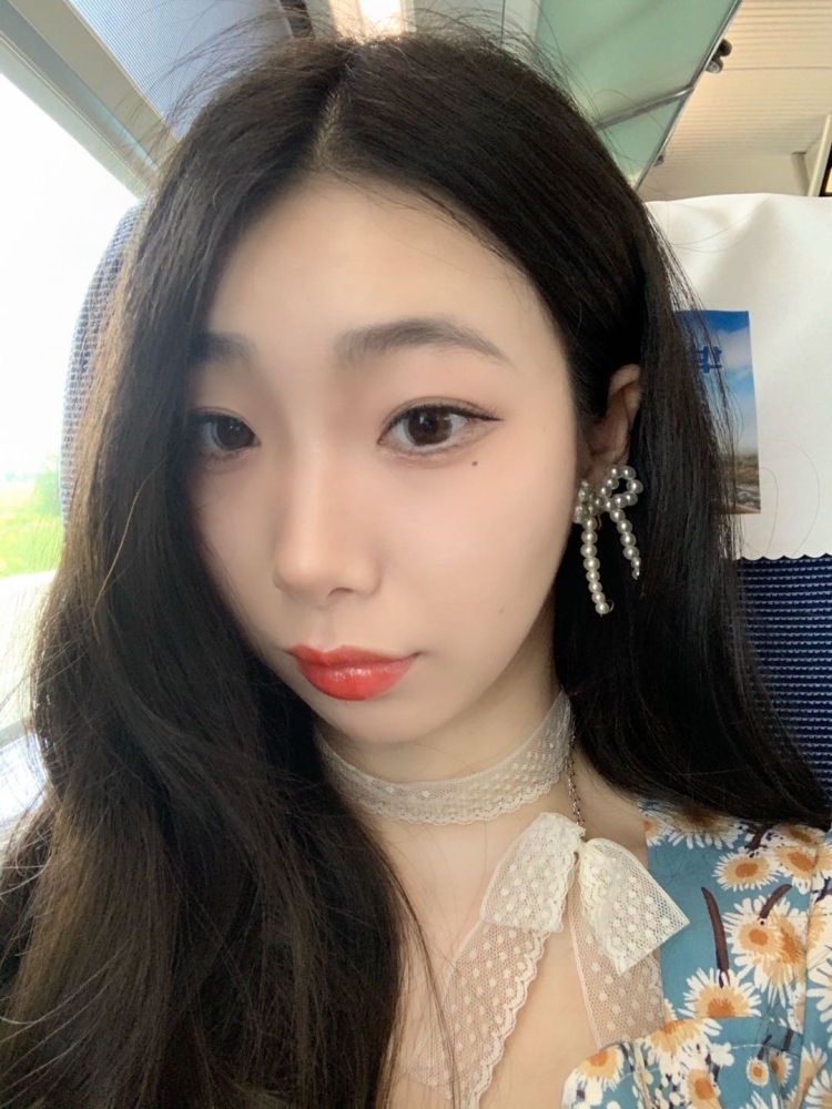 香野栗静子🧸ྀི-浙江省·杭州市·临安区-抖音Tong052752-身高155 体重76 偏瘦 比例好 服饰 配饰 鞋袜 包包 首饰 发饰 生活用品 彩妆 假发 裙裤 等 风格不定，会p图出图快，价格可协商，全国可拍寄，买家秀等 抖音粉丝1.3w