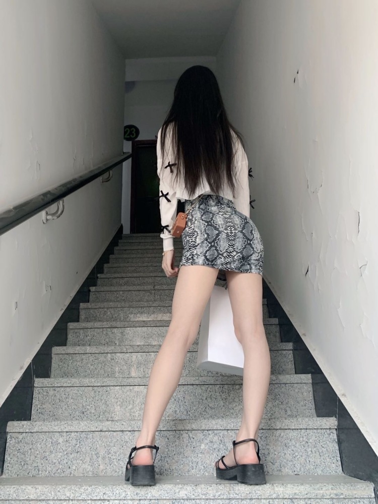 香野栗静子🧸ྀི-浙江省·杭州市·临安区-抖音Tong052752-身高155 体重76 偏瘦 比例好 服饰 配饰 鞋袜 包包 首饰 发饰 生活用品 彩妆 假发 裙裤 等 风格不定，会p图出图快，价格可协商，全国可拍寄，买家秀等 抖音粉丝1.3w