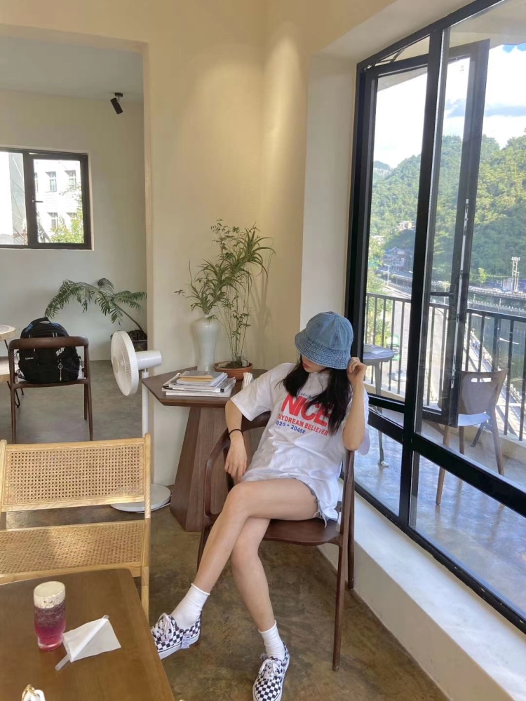 利利呀-贵州省·贵阳市·南明区-抖音，***-身高165，体重45kg！比较上镜，喜欢拍照，热爱分享穿搭，会修图，可接寄拍 买家秀 约拍！