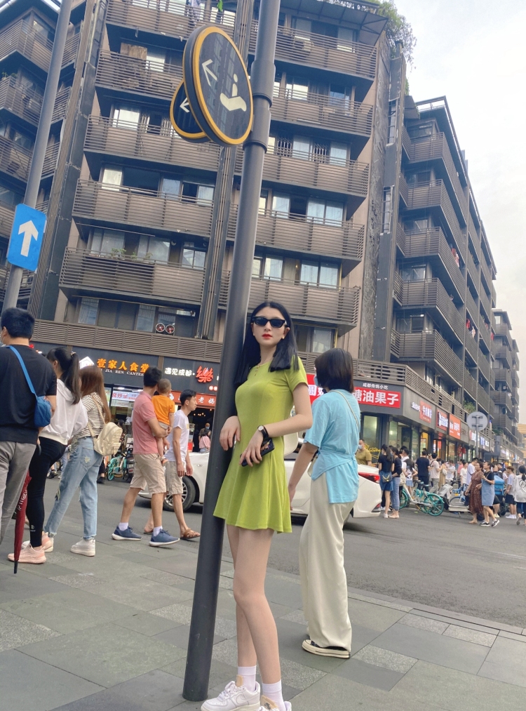 利利呀-贵州省·贵阳市·南明区-抖音，***-身高165，体重45kg！比较上镜，喜欢拍照，热爱分享穿搭，会修图，可接寄拍 买家秀 约拍！