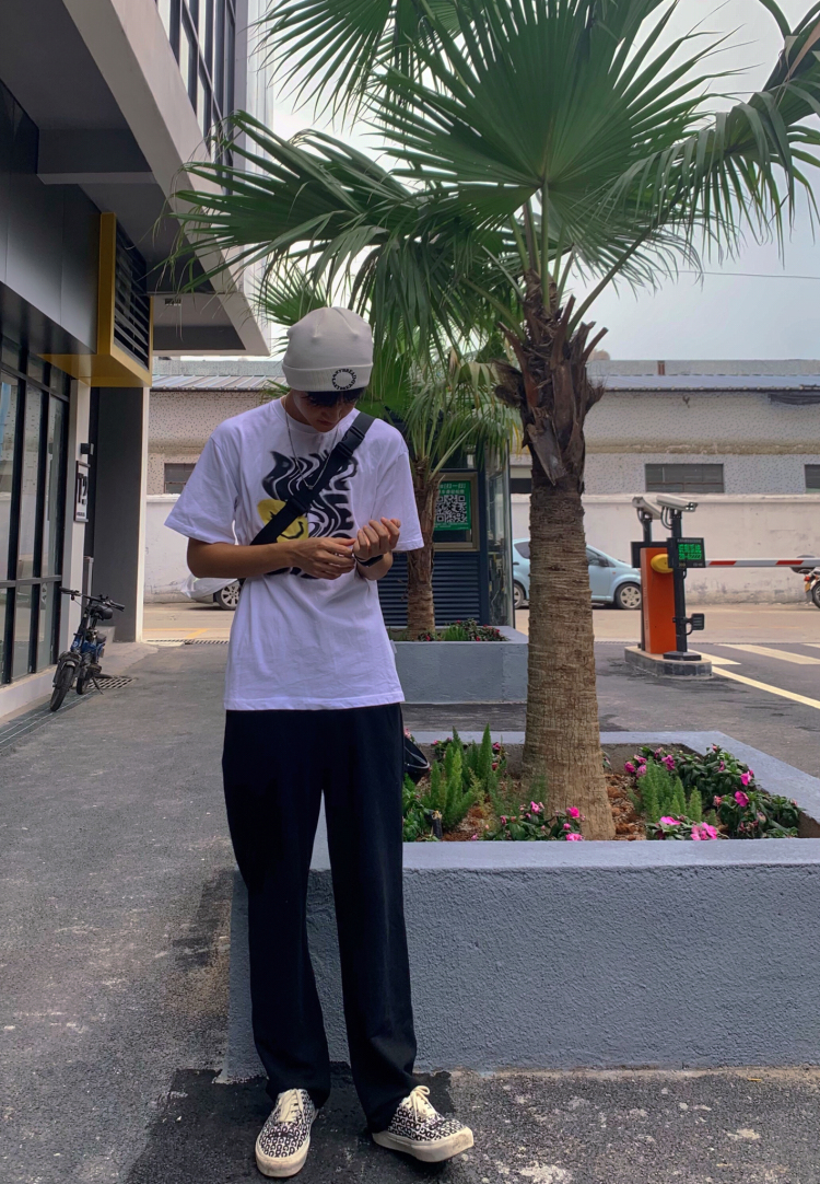 伟宏-广东省·广州市·白云区-抖音-本人喜欢拍照 可接买家秀 短视频制作 会p图 能精修 能穿搭 希望各位商家多多关注