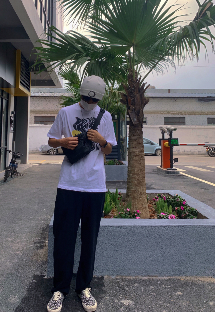 伟宏-广东省·广州市·白云区-抖音-本人喜欢拍照 可接买家秀 短视频制作 会p图 能精修 能穿搭 希望各位商家多多关注