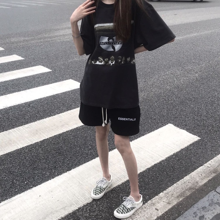 今日晴-湖北省·宜昌市·夷陵区-抖音-接一些寄拍潮牌衣服裙子，身高172体重86比较会拍照p图放一些自己平时的日常照，可以很多种风格可以驾驭！有需求的商家可以找我啦更多照片可以加联系方式朋友圈都有！
