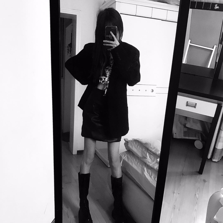 今日晴-湖北省·宜昌市·夷陵区-抖音-接一些寄拍潮牌衣服裙子，身高172体重86比较会拍照p图放一些自己平时的日常照，可以很多种风格可以驾驭！有需求的商家可以找我啦更多照片可以加联系方式朋友圈都有！