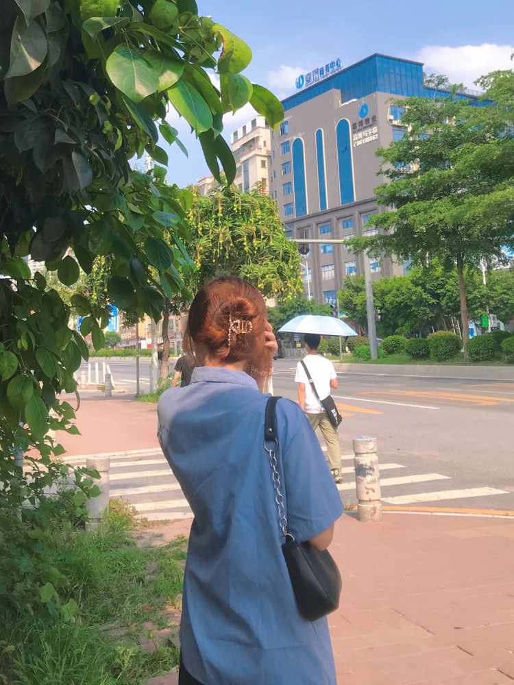 左手边.-广东省·广州市·白云区-***-本人身高150，体重40kg，是一名美工设计，喜欢拍照，p图，听音乐，爱分享，可接（美妆护肤，衣服，裤子，鞋子，袜子，食品，等）免费试用，开箱测评，淘宝、拼多多买家秀。