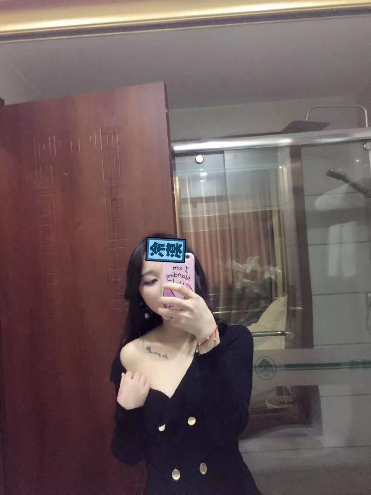 嬲-贵州省·安顺市·关岭布依族苗族自治县-抖音-身高:162
体重:45kg
比较喜欢衣服和首饰的搭配,现在的碎片时间比较多,可以接寄拍和淘宝卖家秀,风格可以变换,其他的暂不考虑哦!