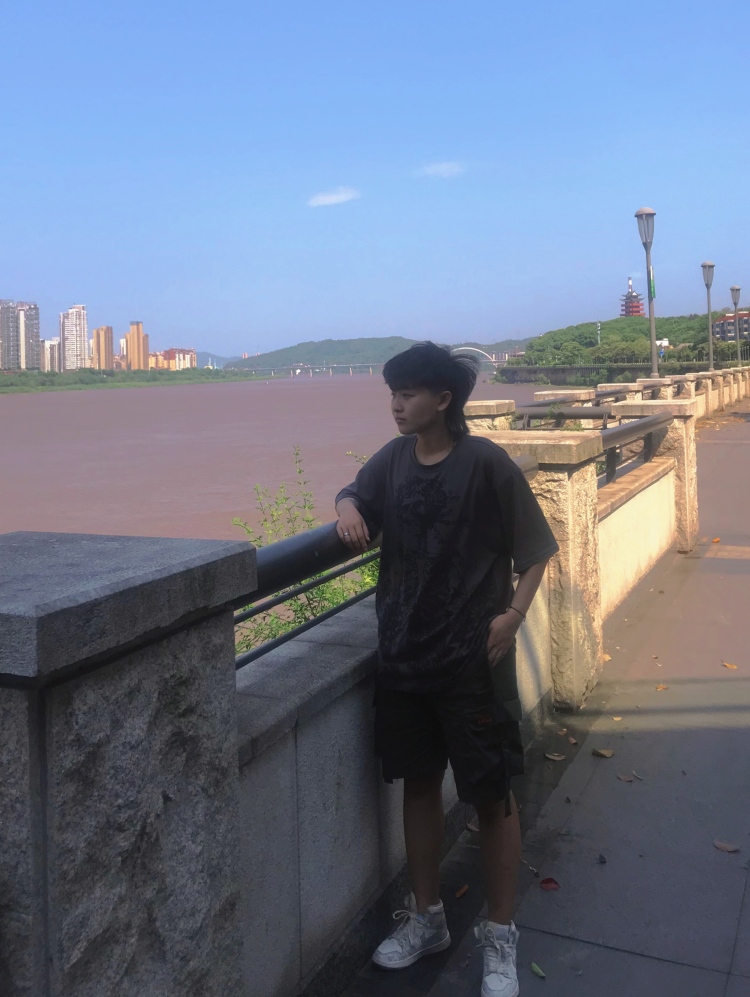 谭子懿-湖南省·衡阳市·南岳区--接买家秀和开箱测评,拍照技术好会P图,会穿搭,各种风格都可以试试,可以拍视频