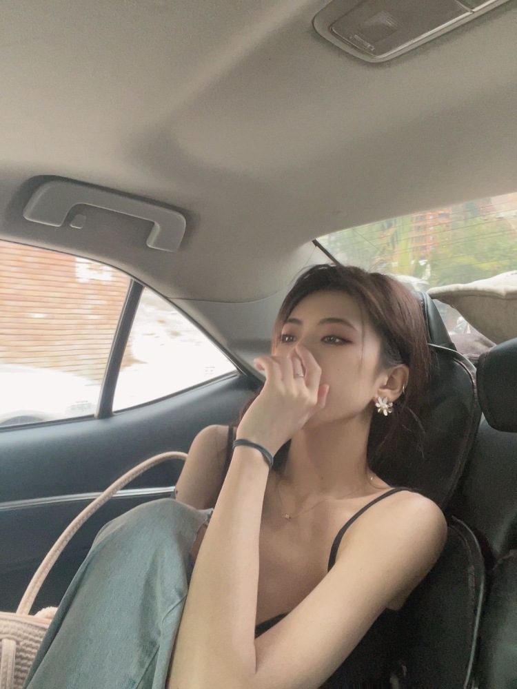 R.-广东省·东莞市·虎门镇-抖音 微博 ***-接网拍寄拍 详情页拍摄 探店等。设计专业,喜欢拍照,打卡网红餐厅并且会修图剪视频