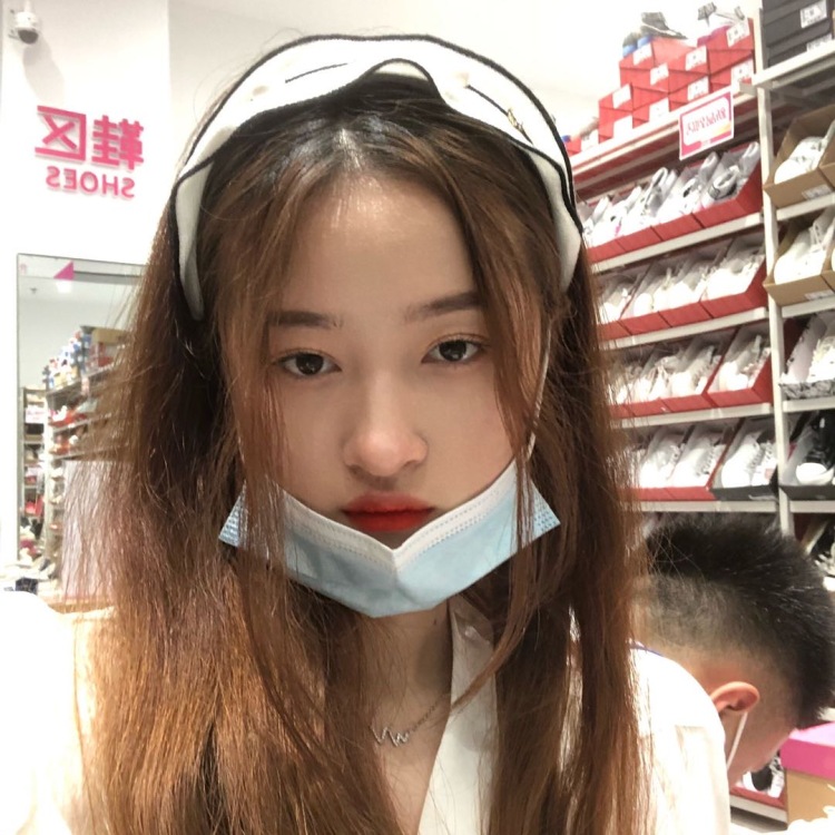 小小怪-湖北省·武汉市·洪山区--本人160cm 39kg 大学在读广告设计专业 有单反 学过摄影 绘画和ps 希望利用课余时间做寄拍模特