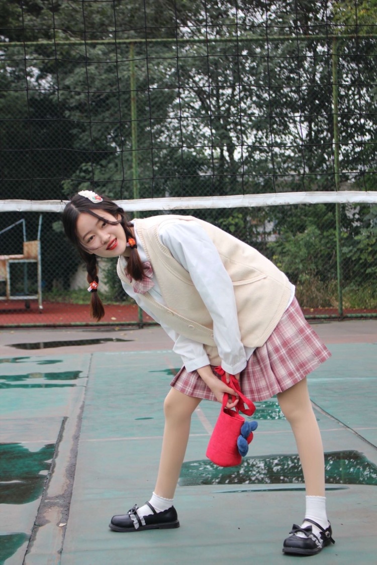 小小怪-湖北省·武汉市·洪山区--本人160cm 39kg 大学在读广告设计专业 有单反 学过摄影 绘画和ps 希望利用课余时间做寄拍模特