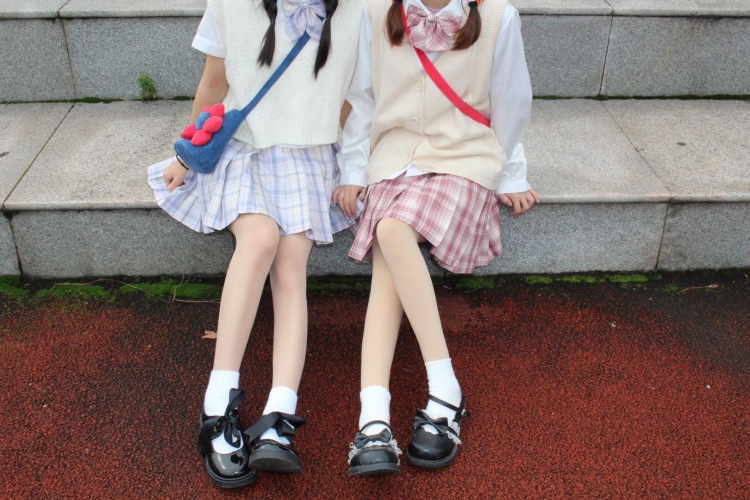 小小怪-湖北省·武汉市·洪山区--本人160cm 39kg 大学在读广告设计专业 有单反 学过摄影 绘画和ps 希望利用课余时间做寄拍模特