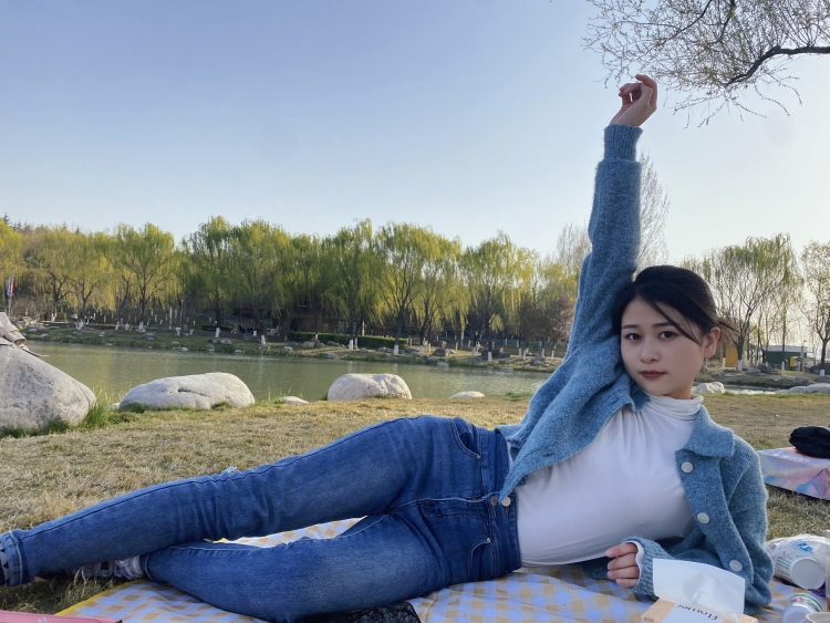 Krystal-陕西省·西安市·未央区-抖音、微博、***-身高162cm 体重84斤 接寄拍
可拍照片,发抖音、***APP分享穿搭
热衷于搭配 甜美风 中性风 都可驾驭
可盐可甜~
有适合的商家赶紧滴滴我吧