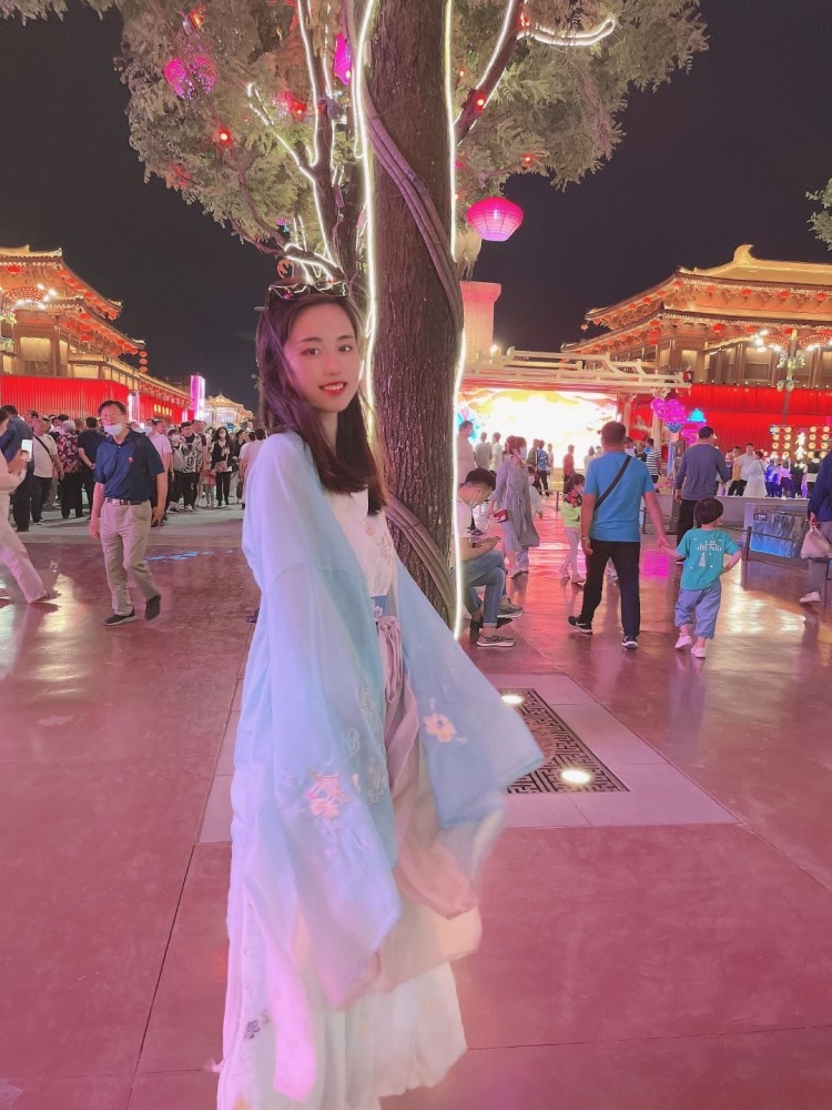 W-天津市·天津市·河西区--大家好!我是天津女孩
个人比较喜欢拍照 穿搭 会化妆 会修图 什么风格都可以 都能驾驭 有需要的老板可以找我
年龄:24
身高:170
体重:53kg
大学时期参加模特大赛 进入总决赛
参加声乐比赛