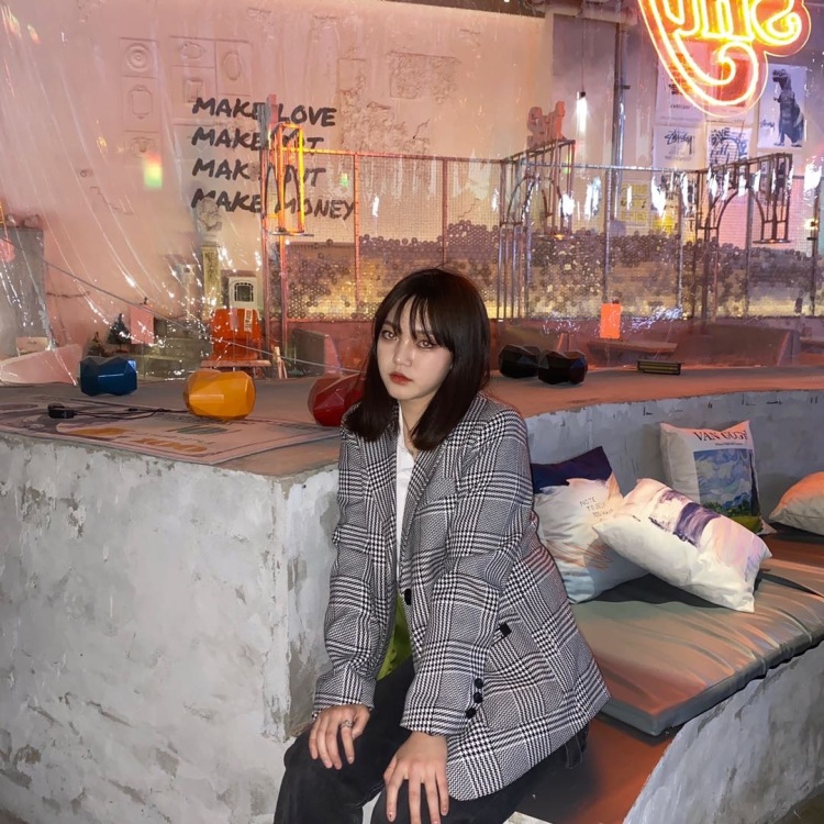 Nini🥫-宁夏回族自治区·银川市·灵武市-快手-嗨咯 我是妮妮 喜欢拍照 穿搭 能尝试各种风格 会化妆 p图 剪视频 有相机 在灵武从事过全职淘宝模特 快手达人  
18岁
167cm
56kg