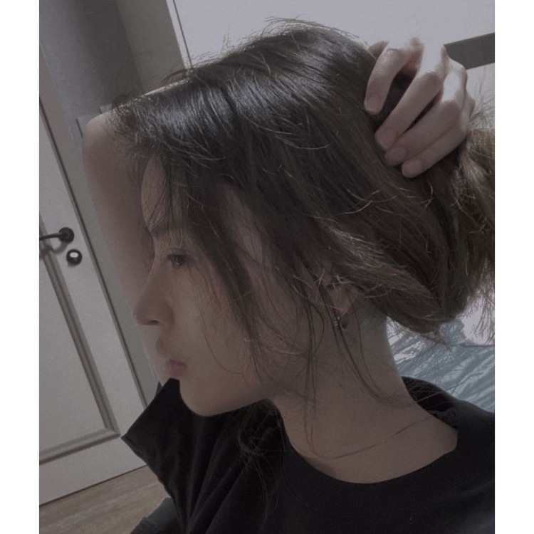 Yuri-江苏省·泰州市·海陵区-抖音-身高：165
体重：43
喜欢拍照 可接网店寄拍 约拍 饰品口红等