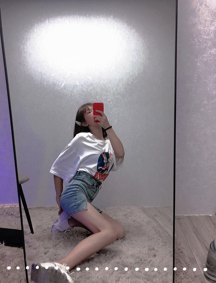 一杯美式-福建省·三明市·永安市--比较喜欢拍照 个子不算高 当时拍照技术也还是能拍出一米八的视觉效果啦
爱美是女孩纸的天性
衣橱的衣服很多 只有新的最适合 拍最好看的照片 素人一枚 虽然是素人 但是职业拍照技术不带差啦