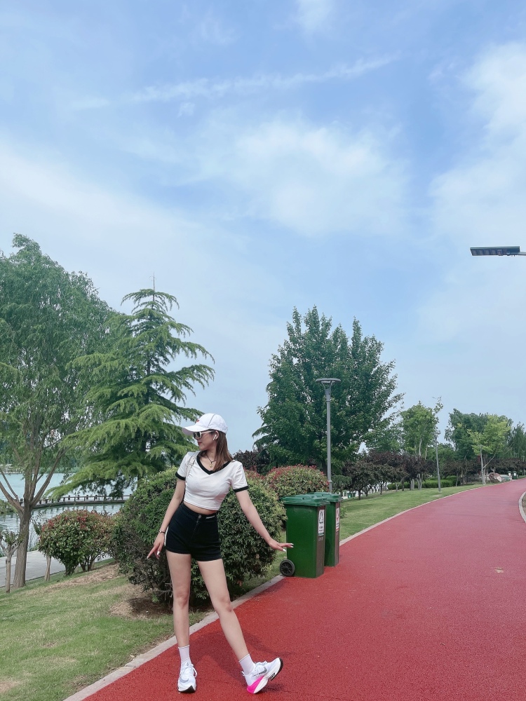 AAA🌸-河南省·濮阳市·华龙区-抖音 快手-身高165体重97。职业舞蹈老师,喜欢拍照片会修照片。可以服装测评,买家秀。
